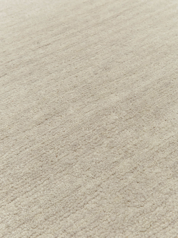 close up image of the Esperance handknot rug in silver