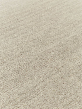 close up image of the Esperance handknot rug in silver