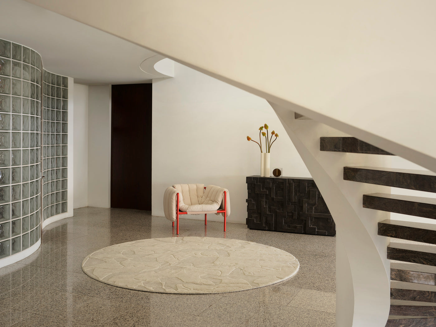 Ruvida handknot rug by Greg Natale in modern interior – luxury designer rug with organic design, handknotted in wool for rich texture and lasting quality.