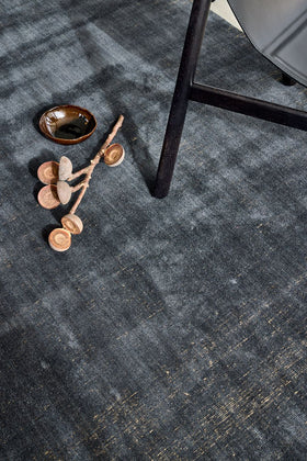 close up image of the ravira charcoal honey rrug