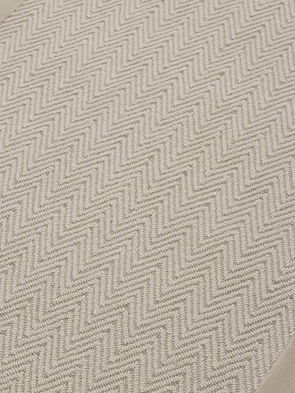 close up image of the zig-zag-dove grey- runner